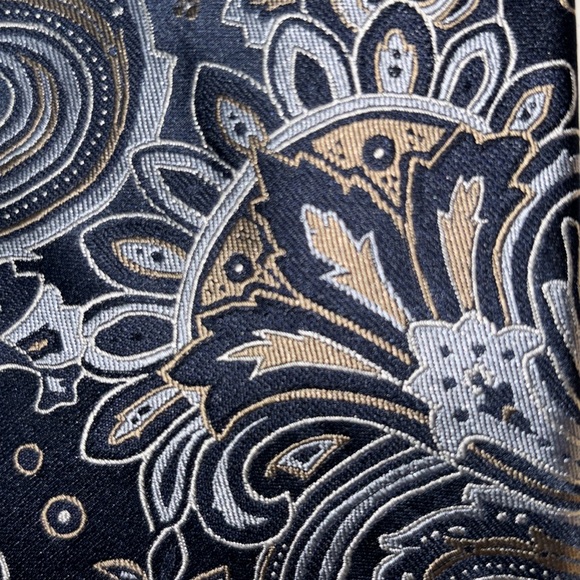 Eagle 100% silk necktie, blue silver in color Paisley pattern - Picture 6 of 6